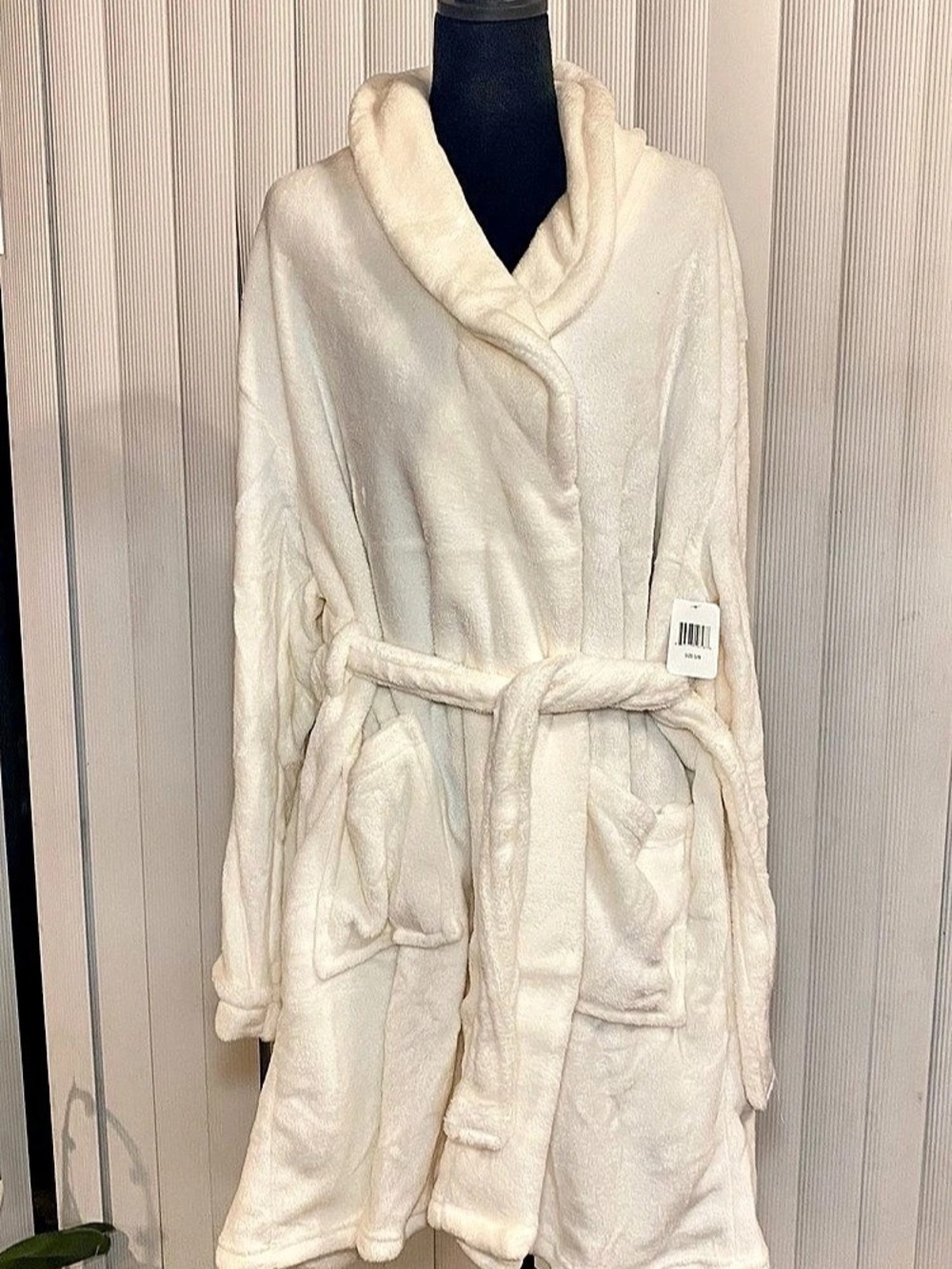 TAHARI Plush Shawl Collar Robe White Small/Medium